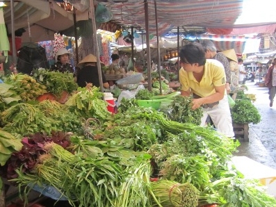 Rau củ quả tăng giá ngày mưa